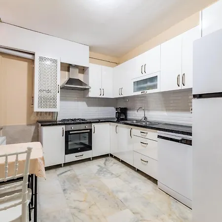 Flat W Balcony Near Moda Coast In Kadikoy 아파트 *